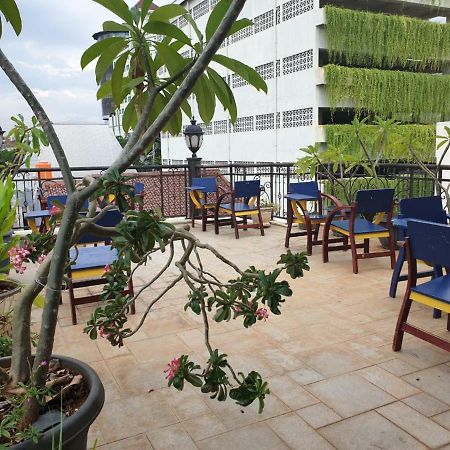 A Pousada The Backpacker Semarang Exterior foto