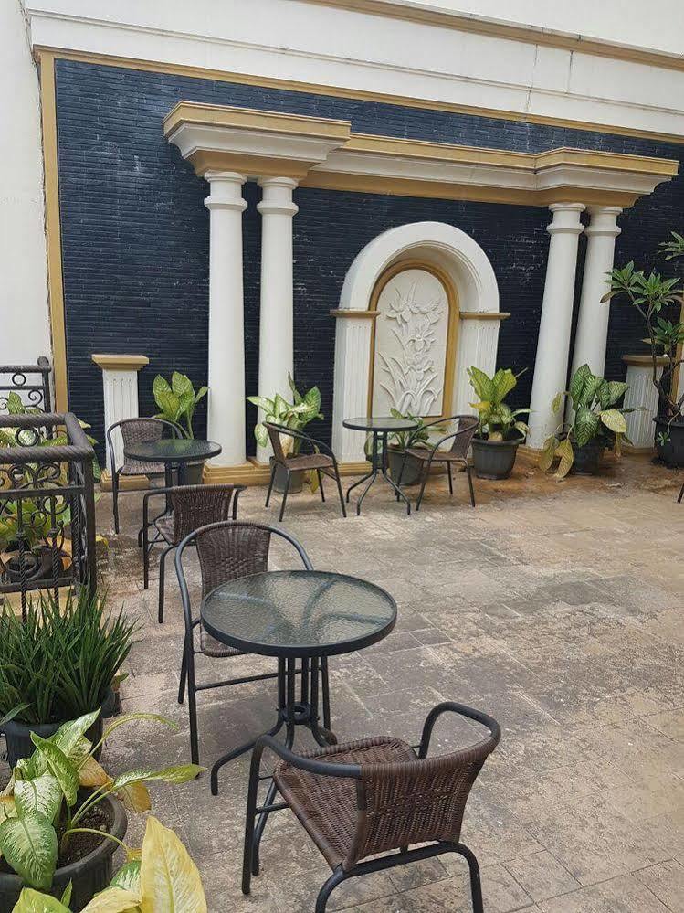A Pousada The Backpacker Semarang Exterior foto