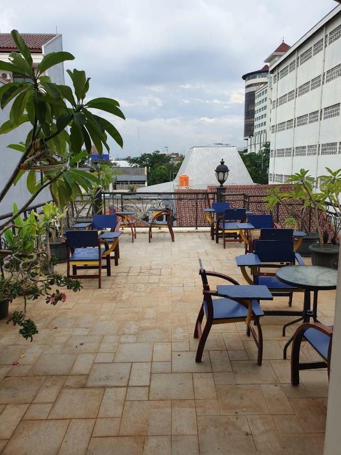 A Pousada The Backpacker Semarang Exterior foto